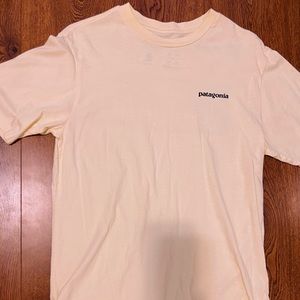 patagonia t-shirt // size: xs